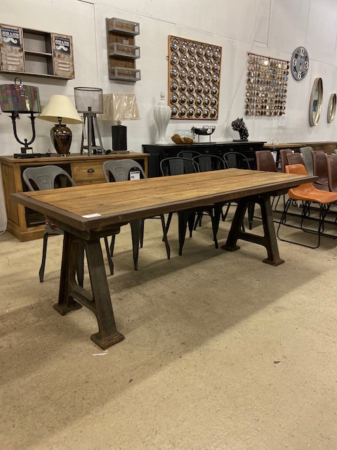 Belle table industrielle métal et vieux bois 210x87x75